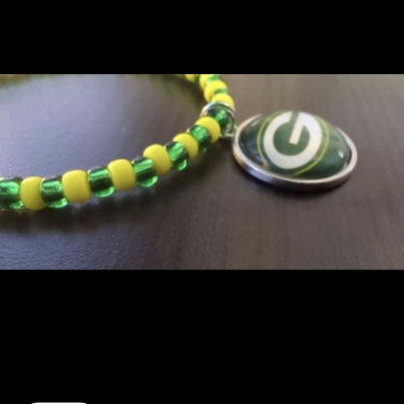 Green and Yellow Packers Beaded stretch bracelet - Picture 4 of 4